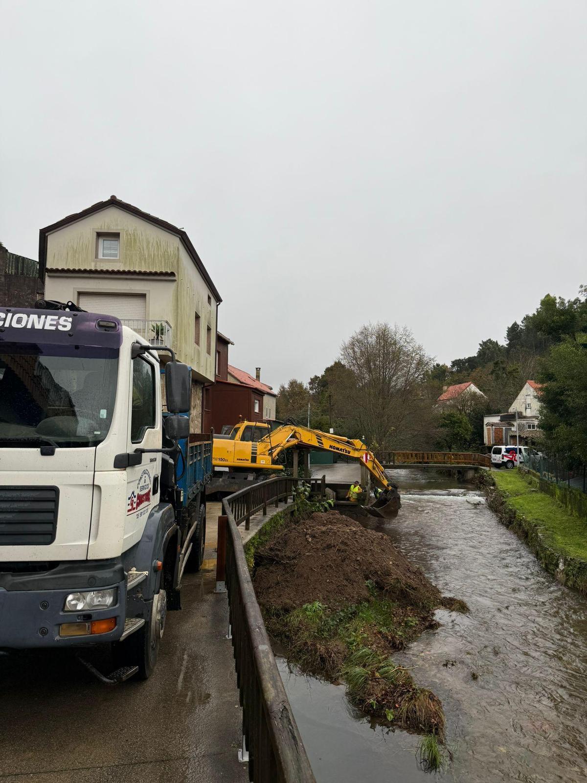 Traballos de limpeza do cauce do río Lérez ao seu paso pola Crocha, na Pobra.