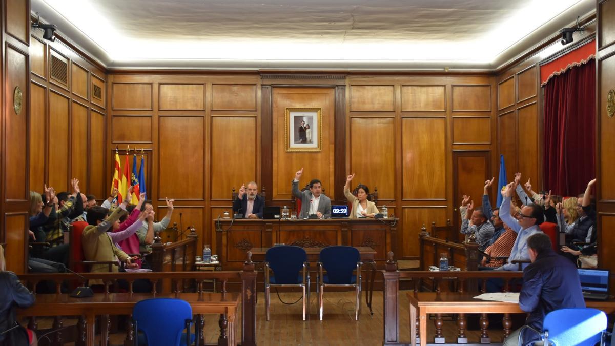 Votación en el pleno celebrado este viernes en Alcoy para retirar la Medalla de Oro de la ciudad a Franco.