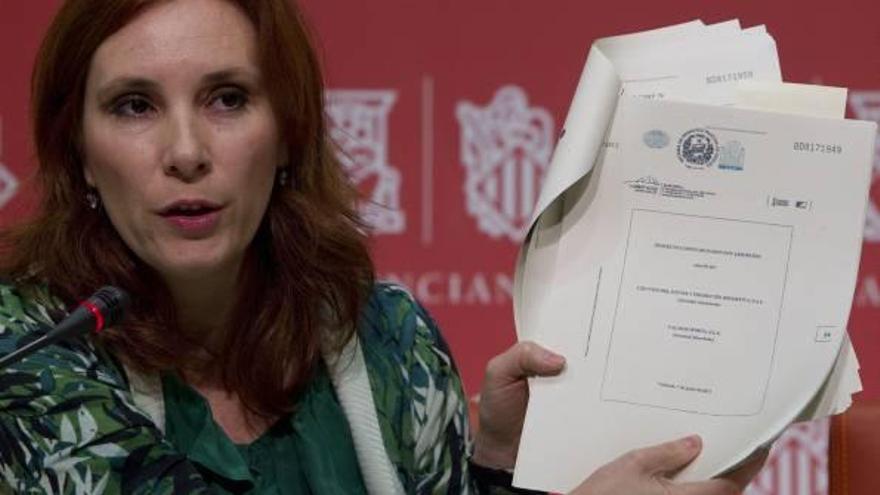 La diputada socialista Eva Martínez, ayer, con uno de los documentos sobre la Fórmula 1.