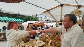 Hay de todo en el Mercado Tradicional de San Isidro de Llanera, en el que compran hasta los peregrinos: "Encontramos muy buenas cosas"