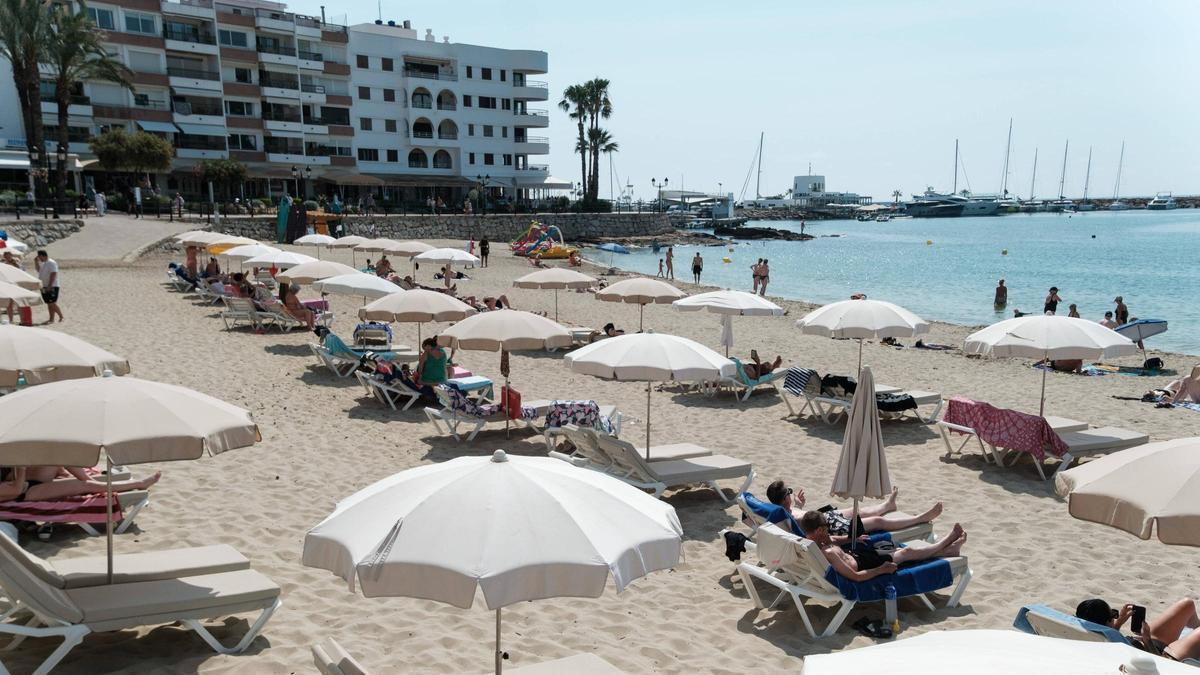 Viviendas en primera línea de playa  en Santa Eulária.