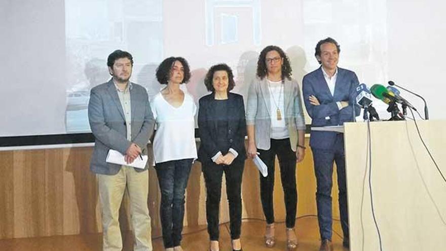 Jarabo (Podemos), Font (Mes per Menorca) y los consellers Santiago, Cladera y Pons ayer en la presentación del plan de vivienda.