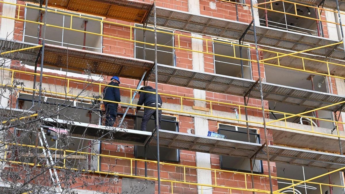 Dos obreros trabajan en un edificio en construcción de Castellón, en una imagen de archivo.