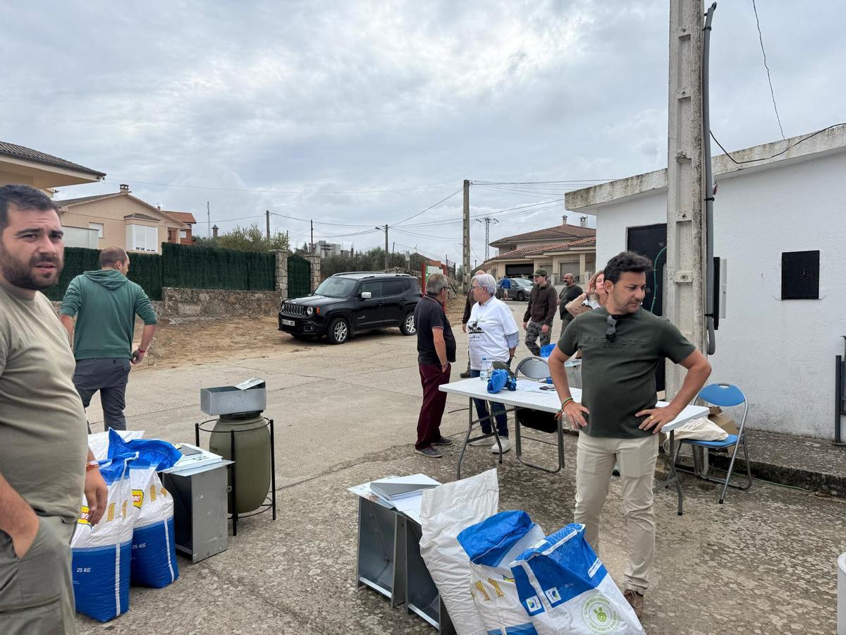 Reparto de alimento para la fauna en territorio calcinado por el incendio de Fermoselle