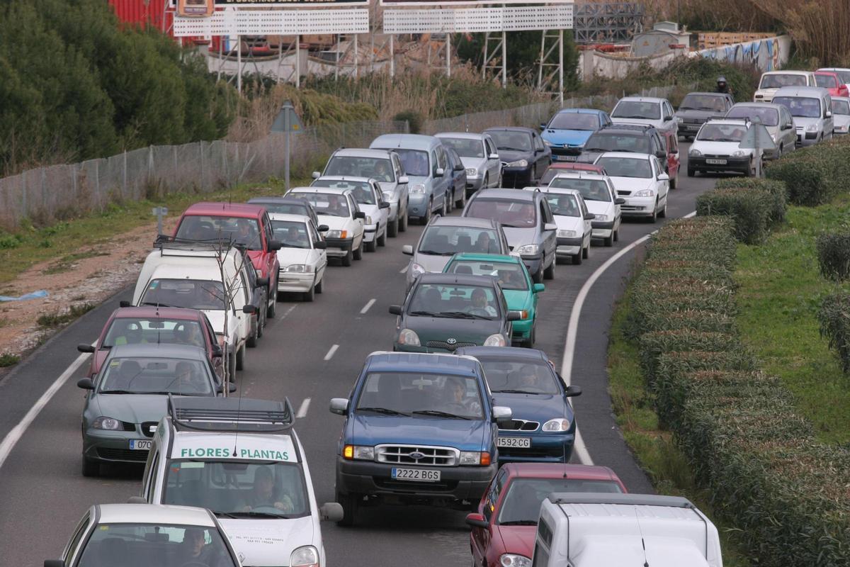 Atasco de coches en una carretera de Ibiza
