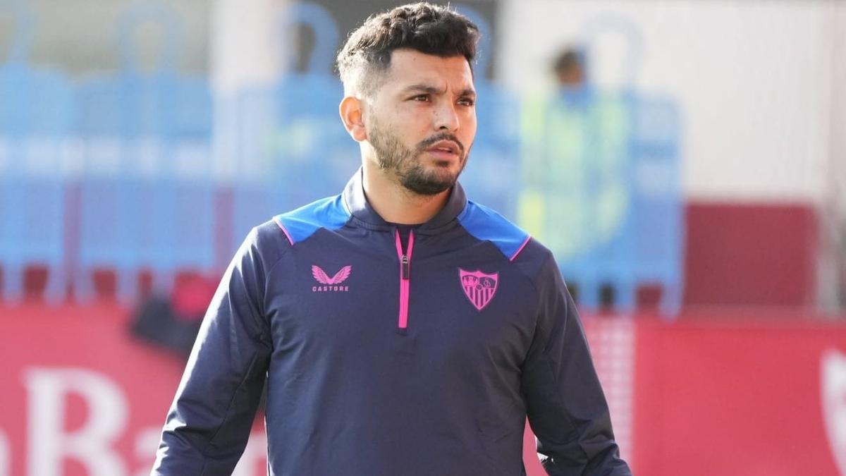 El extremo del Sevilla Tecatito, durante un entrenamiento previo a la artroscopia efectuada por Pedro Luis Ripoll.