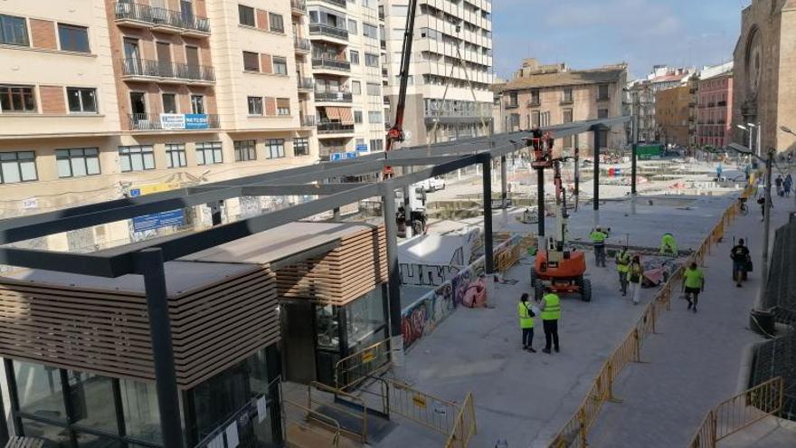 Las obras avanzan en Brujas con el pavimentado de adoquín y la colocación de las pérgolas, que camuflarán las entradas de los ascensores y las paradas de taxi.  m.a.montesinos