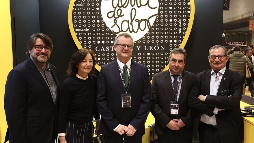 El consejero de Agricultura, Ganadería y Desarrollo Rural, Gerardo Dueñas; centro, durante su visita los stands de los productos agroalimentarios de Castilla y León en Madrid Fusión.. | Juan Lázaro