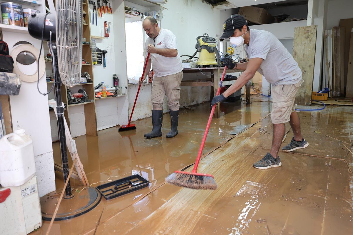 Todas las imágenes de los trabajos de limpieza en los locales de Ibiza inundados por el temporal