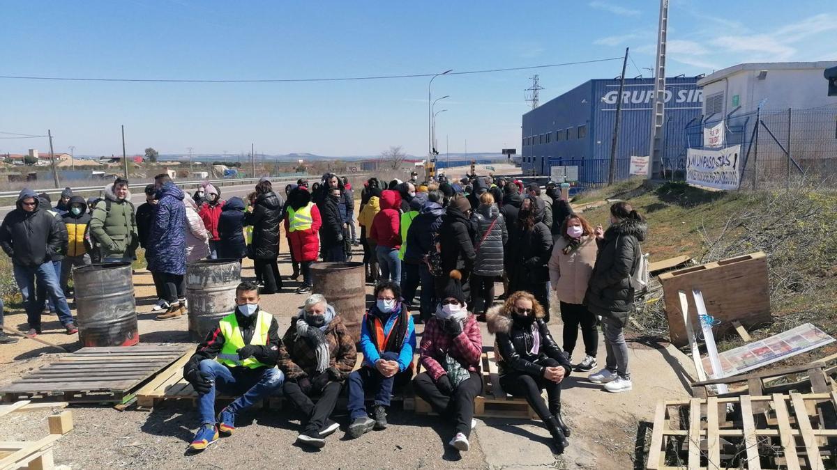 Trabajadores de Siro durante la huelga mantenida el pasado mes de abril.