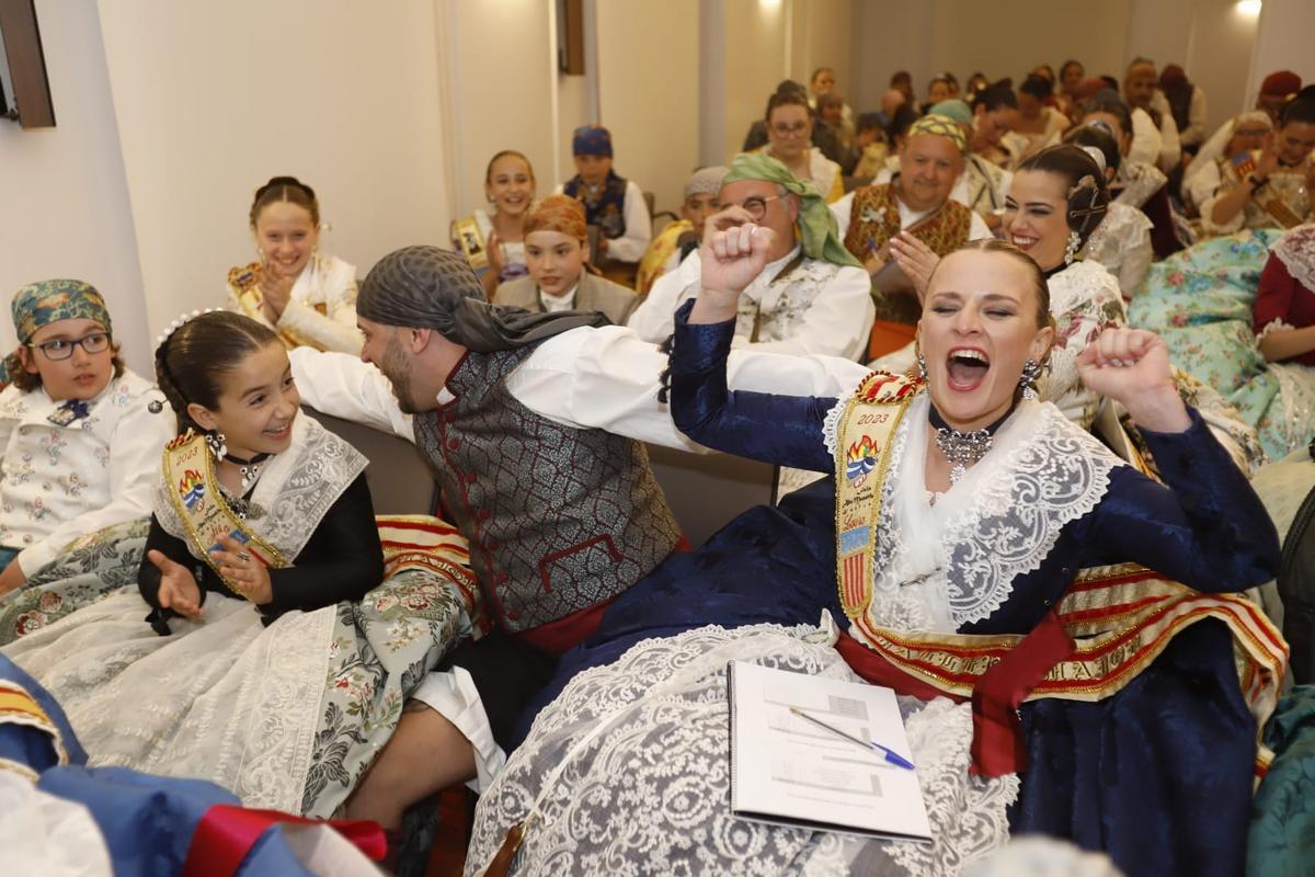 Las falleras mayores y el presidente de Abú Masaifa tras conocer el premio a la mejor falla infantil.