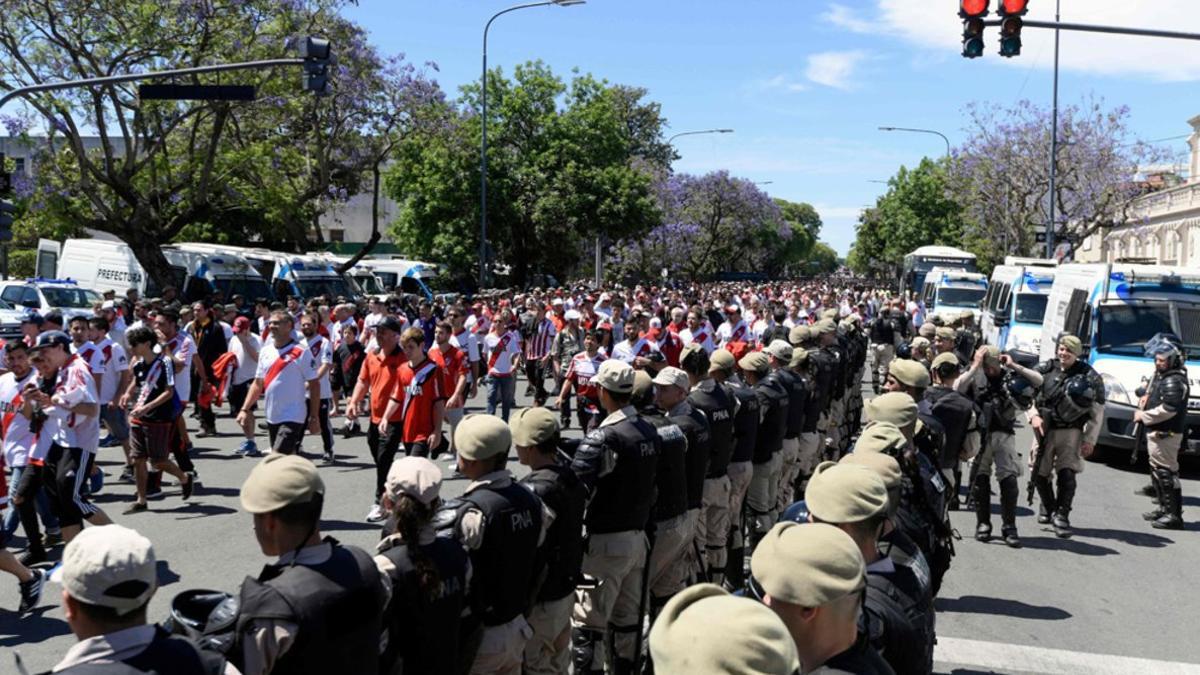 Fuerzas de seguridad custodian la salida del estadio Monumental de los seguidores de River Plate tras la nueva suspensión de la Final de la Copa Libertadores tras la agresión al autocar de los jugadores de Boca Juniors