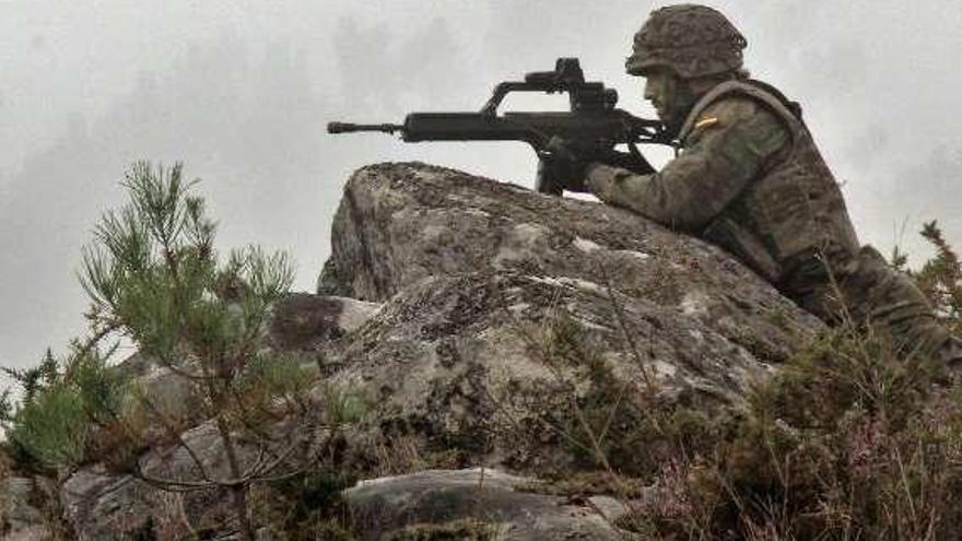 Un soldado de la Brilat adiestrándose en una zona de monte. // Brilat