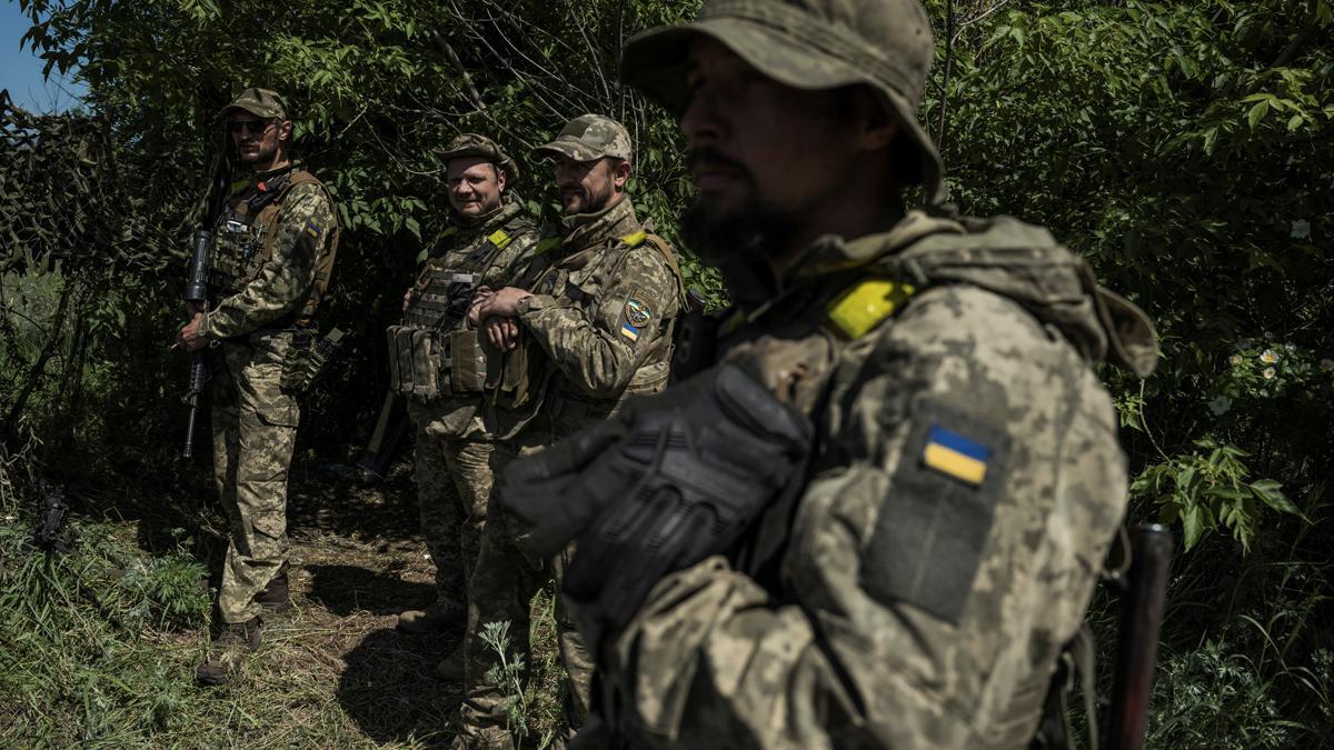 Soldados ucranianos cerca de la frontera entre Ucrania y Rusia, en la región de Jarkov