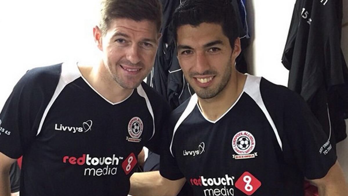 Luis Suárez con Gerrard en Anfield