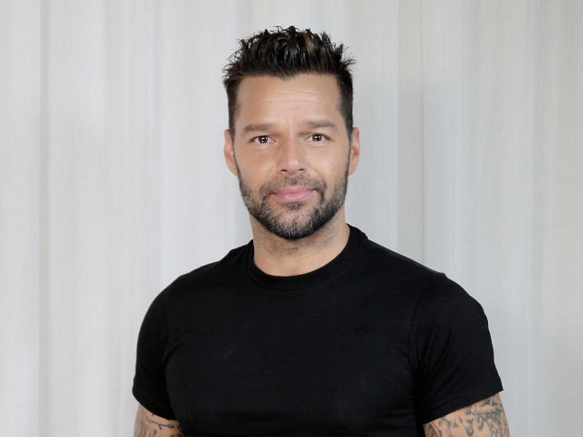 Ricky Martin posando en un photocall.