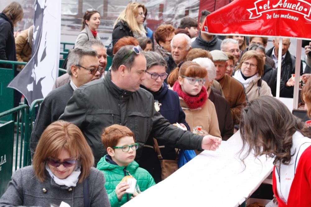 Reparto de pasteles de carne en la plaza del Romea