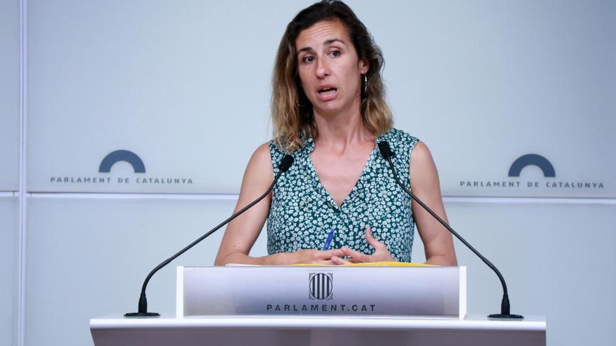 La diputada de la CUP Laia Estrada en roda de premsa des del Parlament.