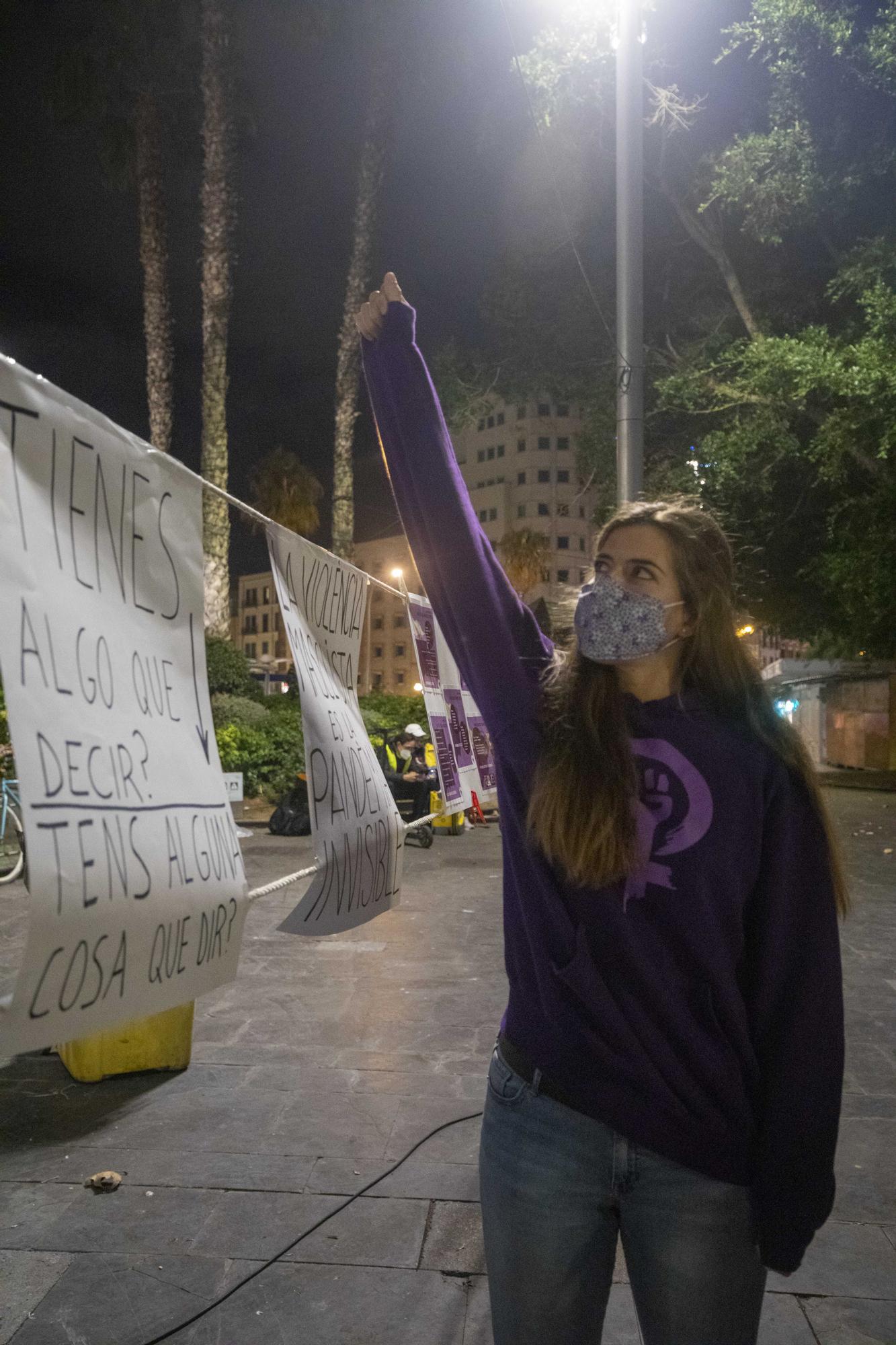 El movimiento feminista de Mallorca lee un manifiesto en la plaza de España de Palma por el 25N