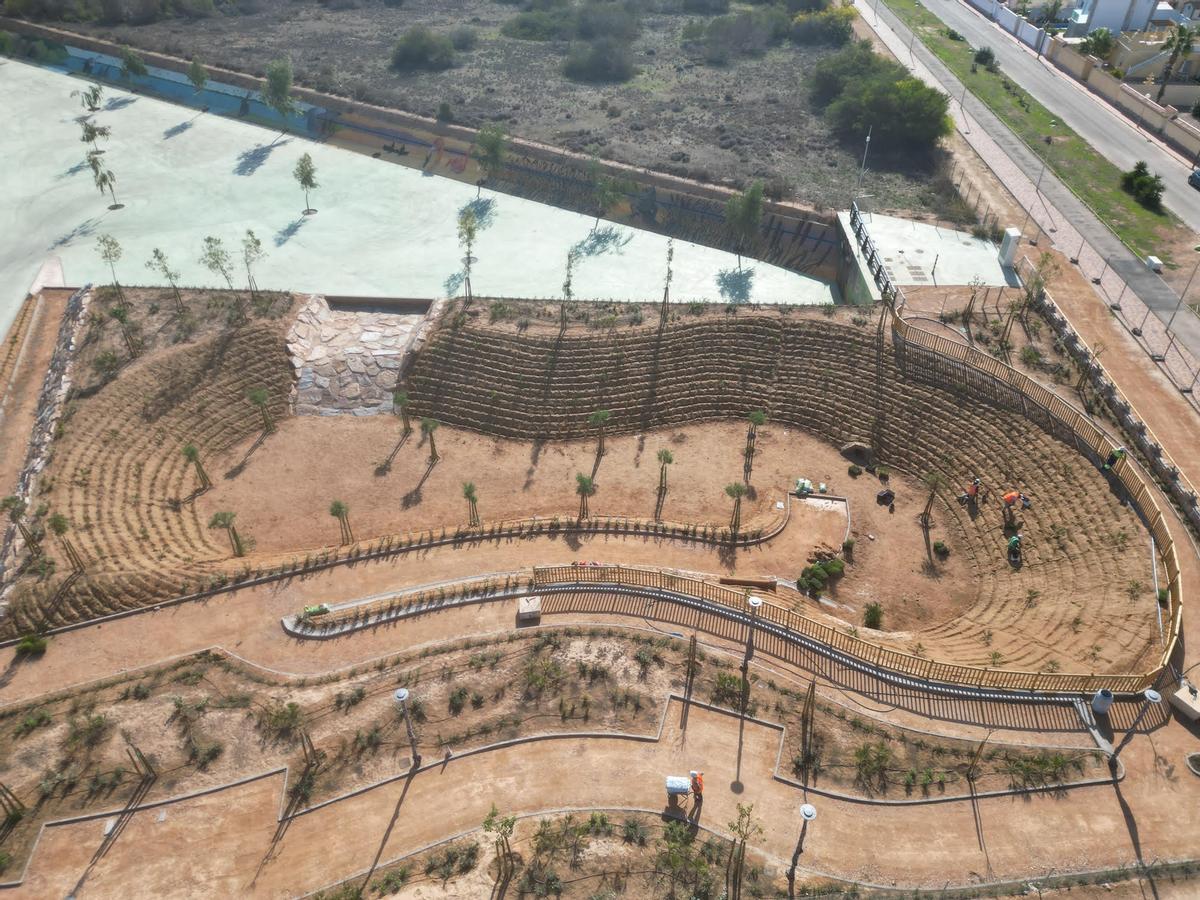 Vista del parque inundable. Arriba, verde, la zona de recepción de caudales. Cuando se llena esa zona y se decantan los sedimentos el agua pasa a la siguiente balsa, más pequeña.