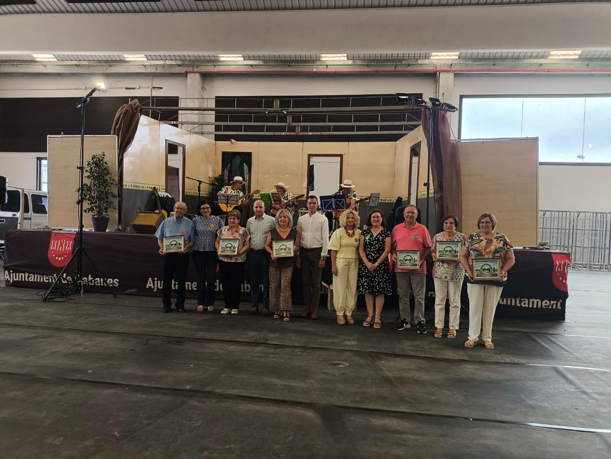 L'alcaldessa de Cabanes va fer lliurament d'unes plaques commemoratives amb l'Arc Romà de Cabanes a totes les associacions presents.