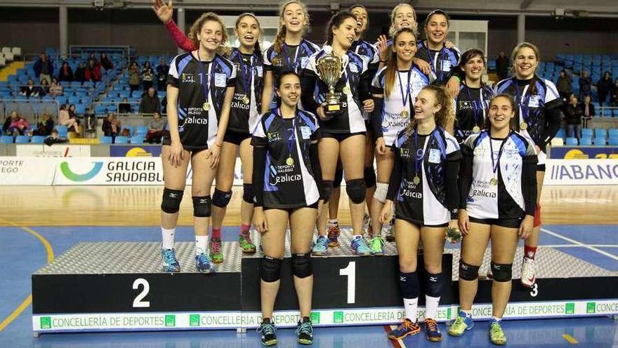Las jugadores del Fisiomás Zalaeta celebran el título de Copa Galicia ganado ante el Emevé Lugo.