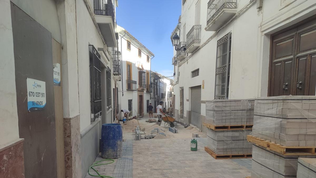 Obras en la calle Amador de los Ríos de Baena.