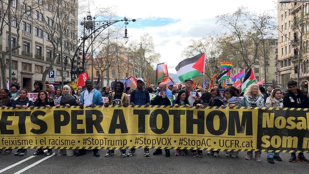 1.500 personas se manifiestan en Barcelona en contra del racismo y el auge de la extrema derecha: Fuera fascistas de nuestros barrios