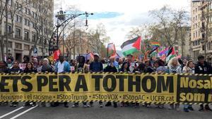 1.500 personas se manifiestan en Barcelona en contra del racismo y el auge de la extrema derecha: Fuera fascistas de nuestros barrios