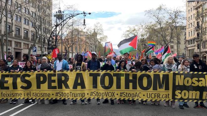 1.500 personas se manifiestan en Barcelona en contra del racismo y el auge de la extrema derecha: Fuera fascistas de nuestros barrios