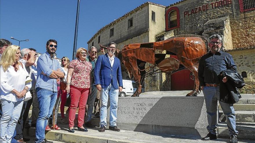 El gobierno municipal de Plasencia ensalza el mundo del toro con una escultura
