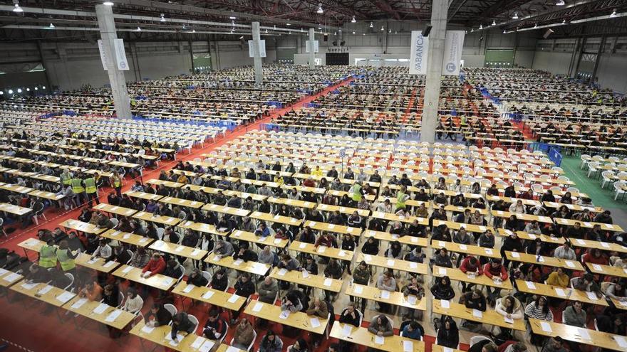 Opositores realizando un examen en el recinto de Silleda. // Bernabé  /Javier Lalín