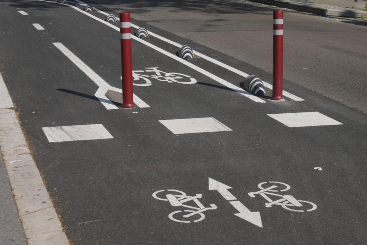 Los nuevos carriles bicis se construyen en la calzada y separados del tráfico rodado, con señalización eficiente, para garantizar desplazamientos seguros y cómodos.