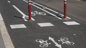 Los nuevos carriles bicis se construyen en la calzada y separados del tráfico rodado, con señalización eficiente, para garantizar desplazamientos seguros y cómodos.