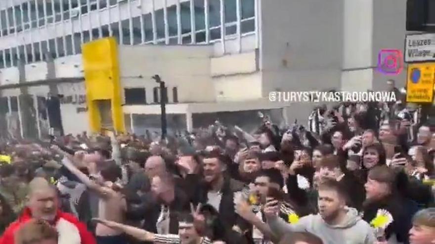 Los aficionados del Newcastle reciben con un pasillo a la afición visitante