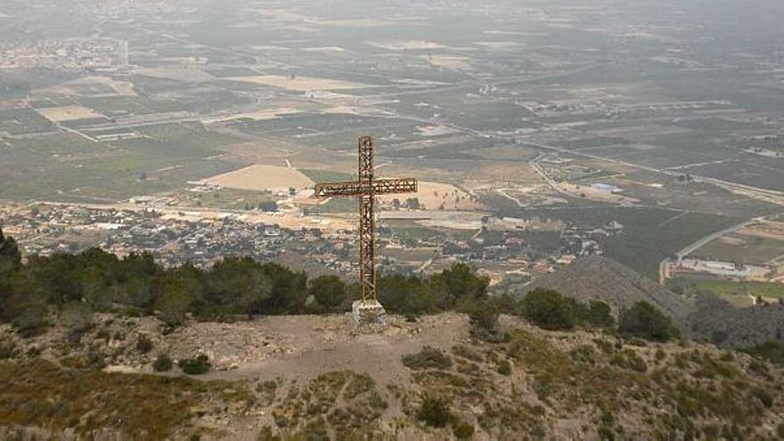 Una imagen aérea de la Cruz, sobre el monte La Muela de Orihuela.