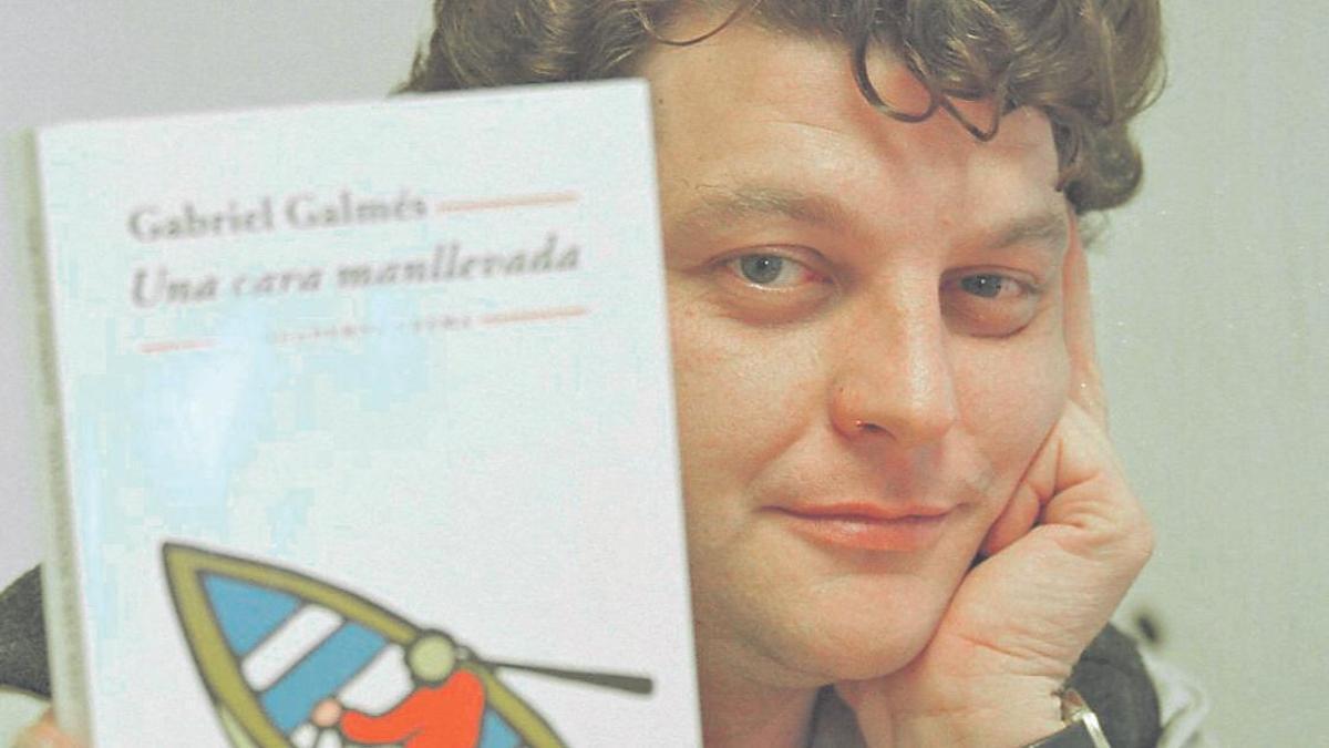 Biel Galmés, en una imagen de archivo, con su último libro.
