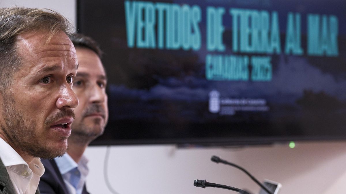 El consejero de Transición Ecológica del Gobierno de Canarias, Mariano Hernández Zapata, y el director general de Lucha contra el Cambio Climático, Ángel Montañés, han presentado este lunes el nuevo censo de vertidos de aguas residuales al mar en las islas.