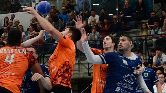 Sherif busca el balón en el partido ante Torrelavega