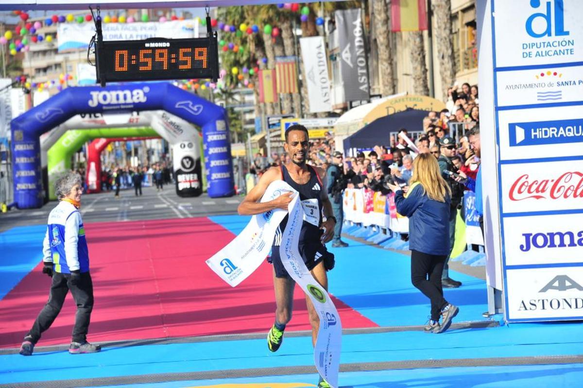 El etíope Andamlak Belihu Berta, tras cruzar la línea de meta como vencedor de la 32 Mitja Marató Interncional Villa de Santa Pola