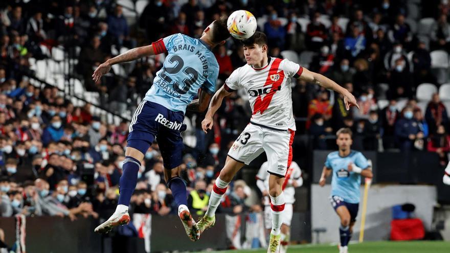 El centrocampista del Rayo Vallecano Óscar Valentín, y el centrocampista del Celta de Vigo Brais Méndez pugnan por el balón.