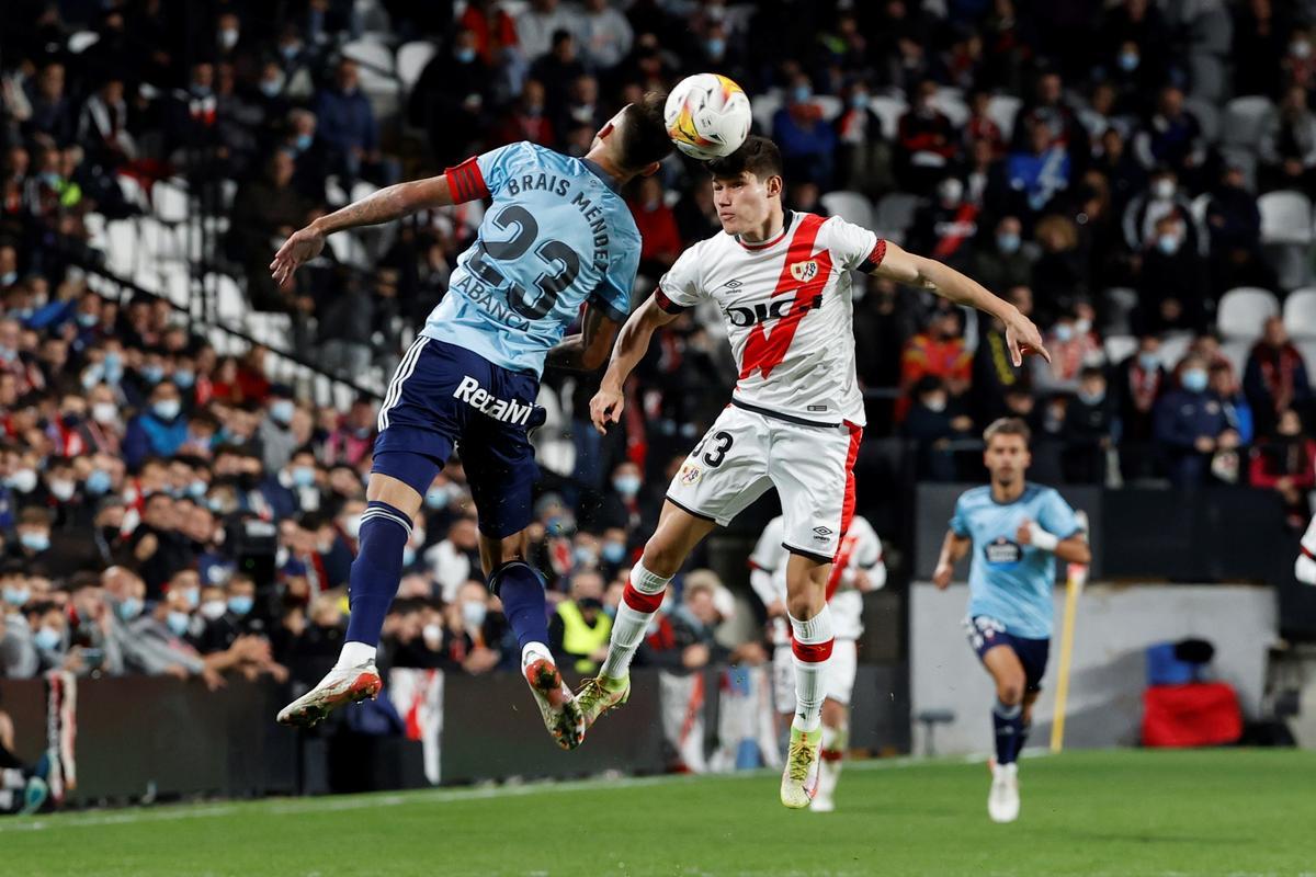 El centrocampista del Rayo Vallecano Óscar Valentín, y el centrocampista del Celta de Vigo Brais Méndez pugnan por el balón.