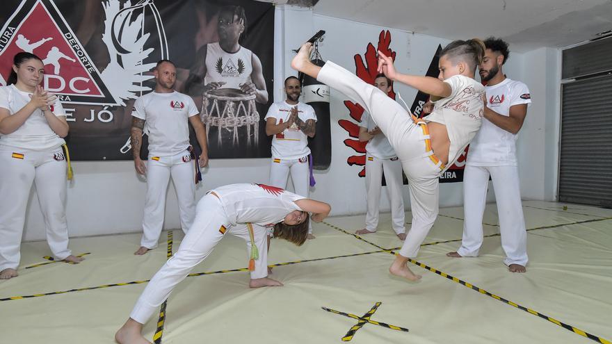 La asociación Mestre Jo ayuda a jóvenes a romper barreras con la capoeira