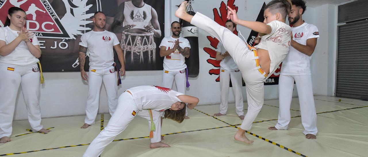 Óliver y Yerón practican capoeira animados por Salma, Amaro Quintana y Luis Hernández, además de otros dos instructores.