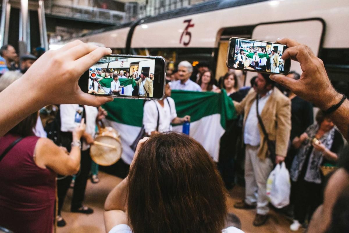 'Milana bonita' reivindica un tren digno para Extremadura en la estación de Atocha en Madrid