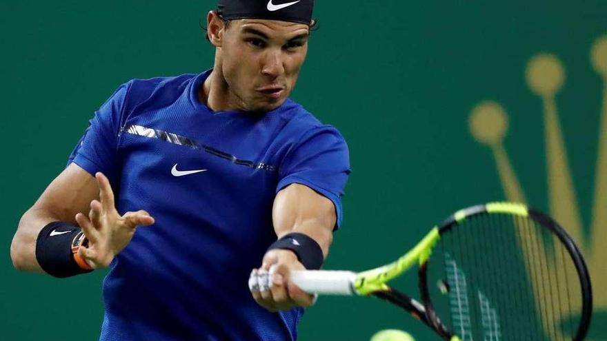 Rafa Nadal golpea la pelota durante el partido disputado ayer ante el italiano Fabio Fognini.