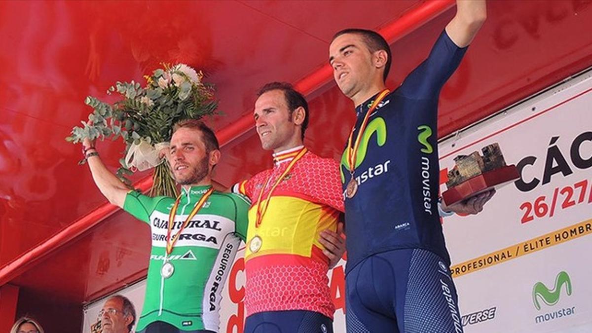 Alejandro Valverde, flanqueado en el podio de Cáceres por Carlos Barbero y Jesús Herrada tras ganar el Campeonato de España en ruta.