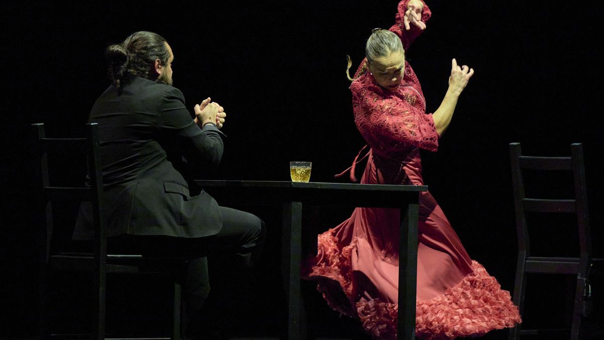 Oruco y Rocío Molina durante la representación de 'Cuadrar el círculo' en los Teatros del Canal de Madrid