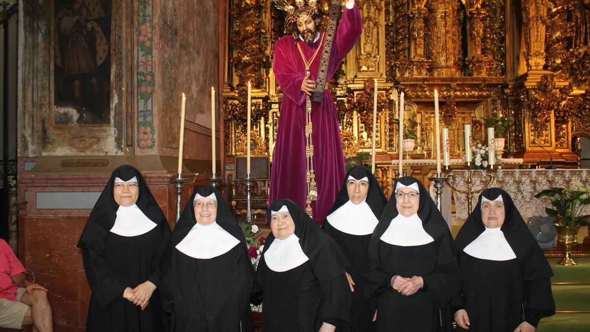 Las monjas de San Francisco posan delante de Jesús Nazareno en agosto del año 2018.