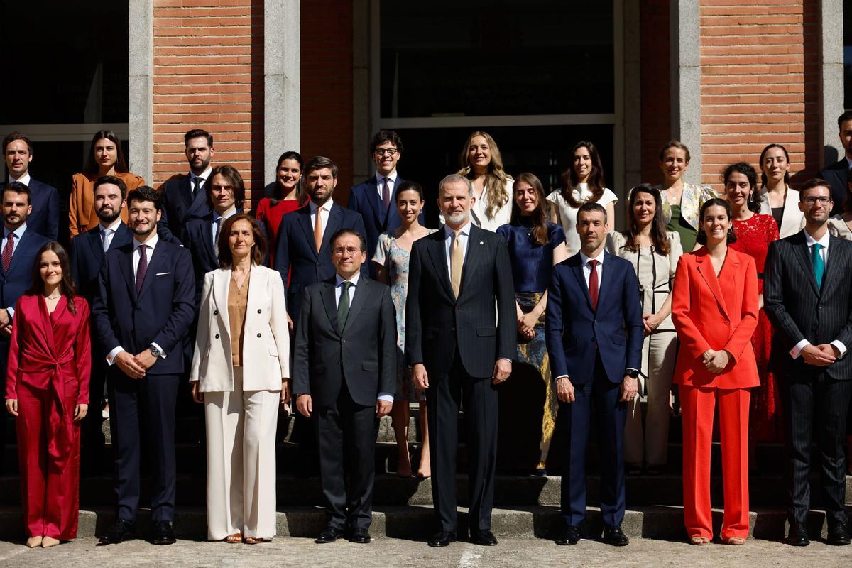 El rey Felipe VI (4d) junto al ministro de Asuntos Exteriores, Unión Europea y Cooperación, José Manuel Albares (4i), y la directora de la Escuela Diplomática, Cecilia Robles (3i), posan junto a los alumnos de la LXVI promoción de la carrera diplomática tras la entrega de los despachos de secretario de embajada, este martes en Madrid. EFE/ Mariscal POOL. POOL